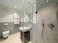 Exklusiv und elegant: stilvolles, neuwertiges Designer-Townhouse - Modernes gefliestes Bad im Obergeschoss