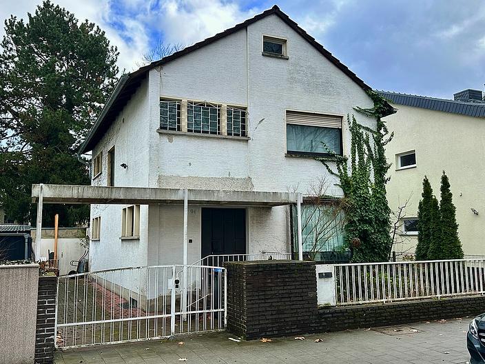 Freistehendes Einfamilienhaus in begehrter Lage von Neu-Isenburg - Aussenansicht