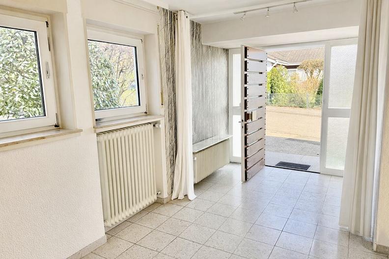 Freistehendes Familienhaus
mit großem Garten in ruhiger Lage - Eingangsbereich