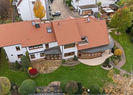 Einzigartiges Mehrgenerationenhaus inklusive traumhaftem Wellnessbereich auf weitläufigem Grundstück - Luftaufnahme 1