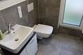 Neuwertiges Einfamilienhaus mit Aufzug, barrierefrei und zwei Tiefgaragenstellplätzen in Toplage am Quellenpark - WC mit Dusche