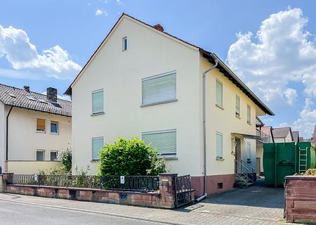 Ein Zuhause mit vielen Möglichkeiten – großzügiges Wohnhaus mit Garten und zwei Garagen