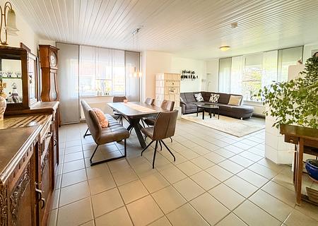 Wohnen am Feldrand von Dieburg: Attraktives EFH mit Garten und familienfreundlichem Raumkonzept - Wohn- und Essbereich