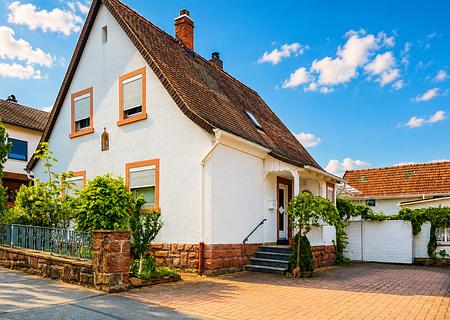 Einfamilienhaus mit Charakter, Scheune und viel Potenzial in Großheubach - Ansicht_Hofeinfahrt