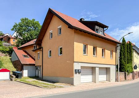 Zwei Wohneinheiten, Gartenanteil und drei Garagen – Wohnhaus in Kirchzell