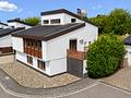 Besonderes Architektenhaus mit Einliegerwohnung und traumhaftem Terrassenausblick ins Grüne - Seitenansicht