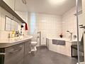 Haus-im-Haus: Großzügige Maisonettewohnung mit Dachterrasse im Herzen von Fürstenfeldbruck - Badezimmer mit Eckwanne