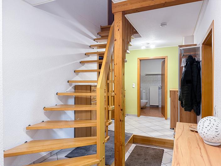 Einziehen statt sanieren – Wohnhaus mit Nebengebäude, Hof und PV-Anlage - EG_Eingangsbereich