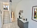 Stilvolles Einfamilienhaus mit Split-Level-Charakter,
Terrasse, Garten & Garage in begehrter Lage - Aufgang im EG