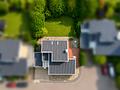 Besonderes Architektenhaus mit Einliegerwohnung und traumhaftem Terrassenausblick ins Grüne - Luftbild