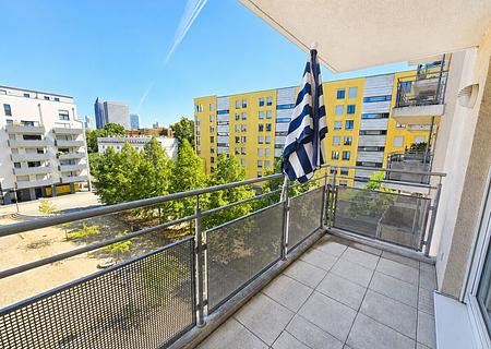 Exklusive 1-Zimmer-Wohnung mit Balkon, Skylineblick & TG-Stellplatz in Bestlage Bockenheim - Balkon