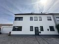 Exklusive Doppelhaushälfte mit Premium-Ausstattung, Doppelgarage und traumhaftem Garten - Straßenansicht