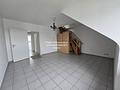 Charmante, renovierte 3 Zi. Dachgeschoss Wohnung mit neuem Bad + neuer Einbauküche - Wohnzimmer 