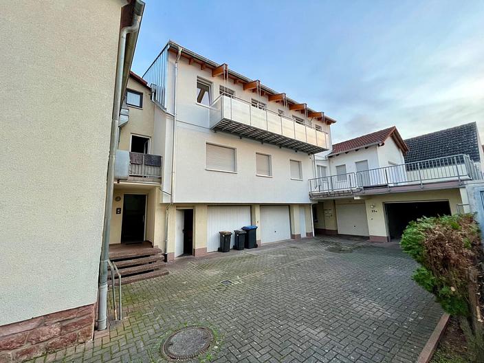 Kapitalanlage mit Entwicklungspotenzial – zwei gepflegte Häuser im Stadtkern von Erlenbach am Main - B35A Außenansicht_Hof