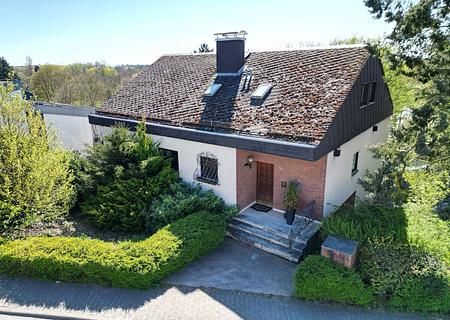 Großzügiges Wohnen in Hanglage – Einfamilienhaus mit geräumiger Einliegerwohnung und attraktiver Rendite - Hausansicht