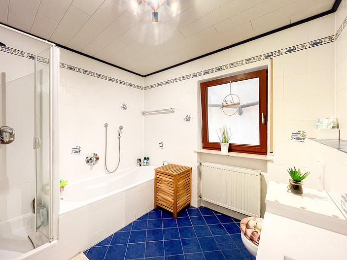 Zweifamilienhaus mit Werkstatt, Garage und Garten mit Weitblick - EG_Bad