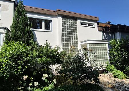 Charmantes Reihenmittelhaus mit viel Potenzial 
in Bad Vilbel-Gronau - Außenansicht