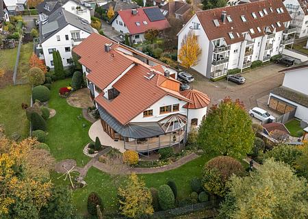 Einzigartiges Mehrgenerationenhaus inklusive traumhaftem Wellnessbereich auf weitläufigem Grundstück - Luftaufnahme 3
