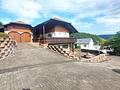 Beeindruckende Liegenschaft mit Chalet-Charakter, 
direkter Waldrandlage und herrlichem Fernblick - Großzügige Auffahrt