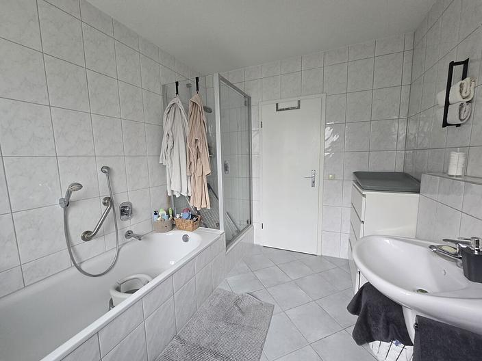 Lichtdurchflutete 3-Zi.-Wohnung mit toller Raumaufteilung.
Plus EBK, Balkon und Stellplatz - Badezimmer 