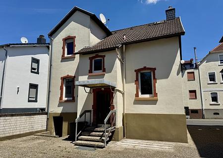 Schönes Einfamilienhaus
Familienglück mit Hof, Garten & viel Platz - Hofansicht