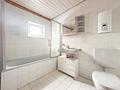 Vielseitiges Immobilien-Ensemble mit MFH, Bungalow und XXL-Halle in Brensbach! - Bungalow Tageslichtbad