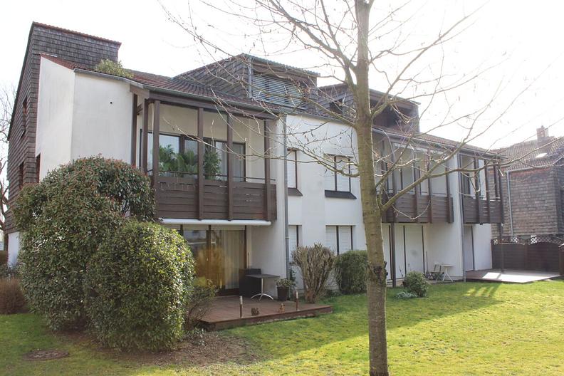 Wunderbare Dachgeschosswohnung mit großer Loggia, großem Hobbyraum und Tiefgaragenstellplatz - vom Garten