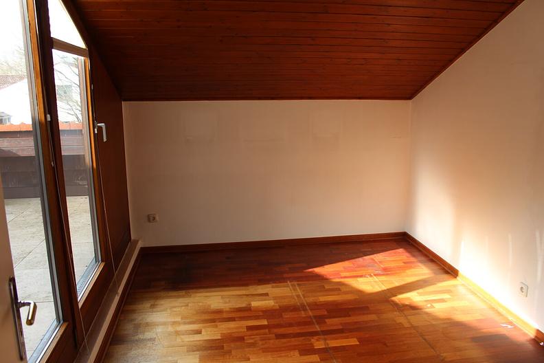 Wunderbare Dachgeschosswohnung mit großer Loggia, großem Hobbyraum und Tiefgaragenstellplatz - Zimmer