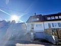 Doppelhaushälfte mit Wintergarten, Garage und Stellplatz in ruhiger Wohnlage - Rechts: innenliegende Garage; links: Stellplatz
