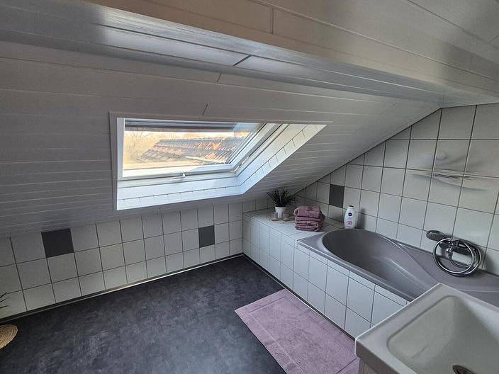 Großzügige Doppelhaushälfte mit zwei Wohneinheiten und viel Potenzial - Tageslichtbad