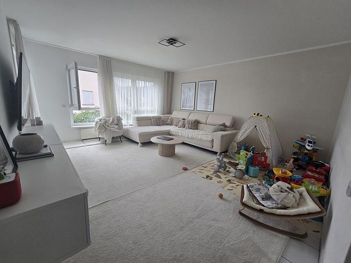 Lichtdurchflutete 3-Zi.-Wohnung mit toller Raumaufteilung.
Plus EBK, Balkon und Stellplatz - Wohnzimmer