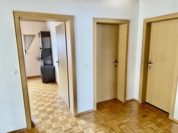 Raum für Leben, Lachen und Erinnerungen
- Schönes Einfamilienhaus mit Garten & Garage - - Flur im DG