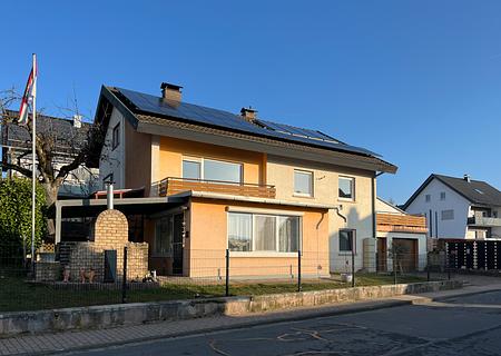 Wohnen mit Perspektive: Zweifamilienhaus mit Pool, Terrassen und viel Platz für Familie & Zukunft - Außenansicht_2