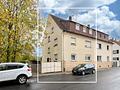 Charmantes Mehrfamilienhaus auf traumhaften Gartengrundstück (Sanierungsobjekt) - Frontansicht Straße
