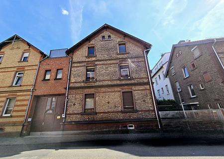 Vielseitige EG-Wohnung mit großzügigem Untergeschoss in ruhiger, zentraler Lage – Alt-Griesheim - Hausansicht Vorderhaus