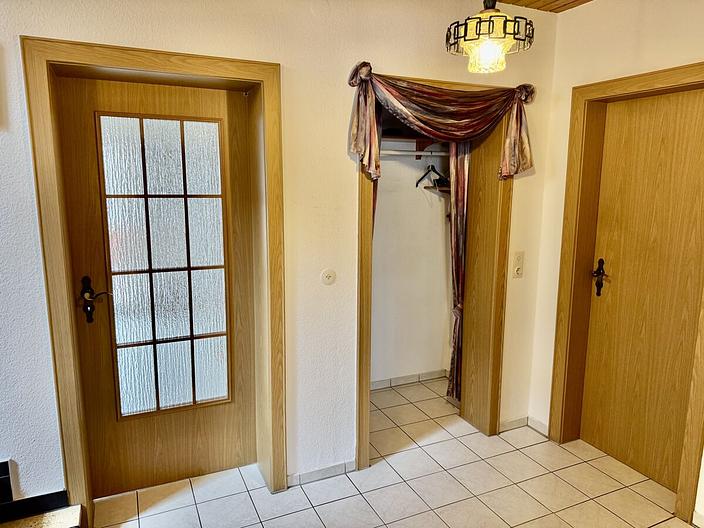 Raum für Leben, Lachen und Erinnerungen
- Schönes Einfamilienhaus mit Garten & Garage - - Flur im EG