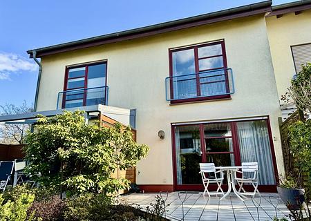 Attraktives Einfamilienhaus im Split-Level-Stil mit Sauna, Terrasse, Garten & Garage in gefragter Wohnlage - Gartenansicht