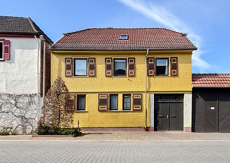 Besonderes Anwesen mit Fachwerkcharme, Nebengebäuden und viel Raum für Ihre Wohnideen! - Frontansicht