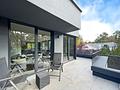 Exklusives Wohnerlebnis – Luxus-Dachgeschosswohnung mit Sauna & Jacuzzi - Terrasse vor dem Wohnbereich