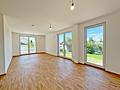 Jetzt bezugsfertig: moderne 3-Zi.-Neubauwohnung (KfW 40) mit Balkon - Helles Wohnzimmer mit Balkonzugang