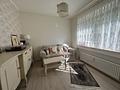 Familienfreundliche 4-Zimmer-Eigentumswohnung mit Terrasse, Gartenanteil, Garage und Keller - Wohnzimmer geteilt