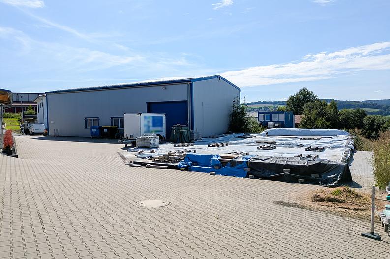 Neuwertiges Gewerbeobjekt – Büro-Gebäude, Lager- & Werk-Halle
in Erbach! - Ansicht-Werkhalle-Fundament-Wohnhaus