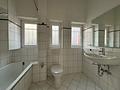 Altbaucharme trifft Wohnkomfort – Stilvolle 4-Zimmer-Wohnung mit Balkon, Tageslichtbad u. Stellplatz - Tgl.-Bad