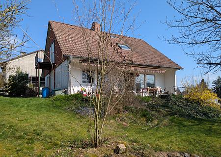 Haus in traumhafter, unverbaubarer Süd-Feldrand-Lage mit vielfältigsten Nutzungsmöglichkeiten! - Ansicht SW