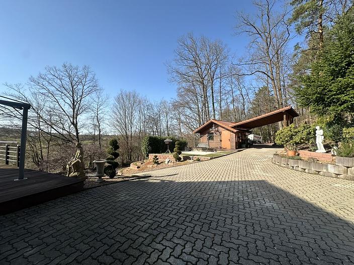 Wohnen inmitten der Natur–Hochwertiges Einfamilienhaus mit großem Grundstück in ruhiger Waldrandlage - Hofansicht