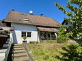 Freistehendes Einfamilienhaus mit
Einliegerwohnung, Garage & großer Terrasse - Außenansicht