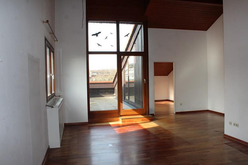 Wunderbare Dachgeschosswohnung mit großer Loggia, großem Hobbyraum und Tiefgaragenstellplatz - Wohnbereich