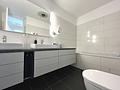 Exklusive 4-Zi.-DG-Wohnung mit 3 Terrassen und zwei TG-Plätzen in Aschheim - Bad mit Wanne
