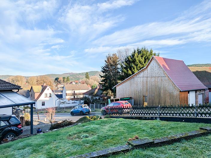 Multifunktionstalent: Großes Haus mit Garagen und Scheunentrakt - Aussicht NO