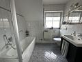 Familienfreundliche Doppelhaushälfte in ruhiger Feldrandlage mit Garten, Terrasse & viel Platz - Badezimmer